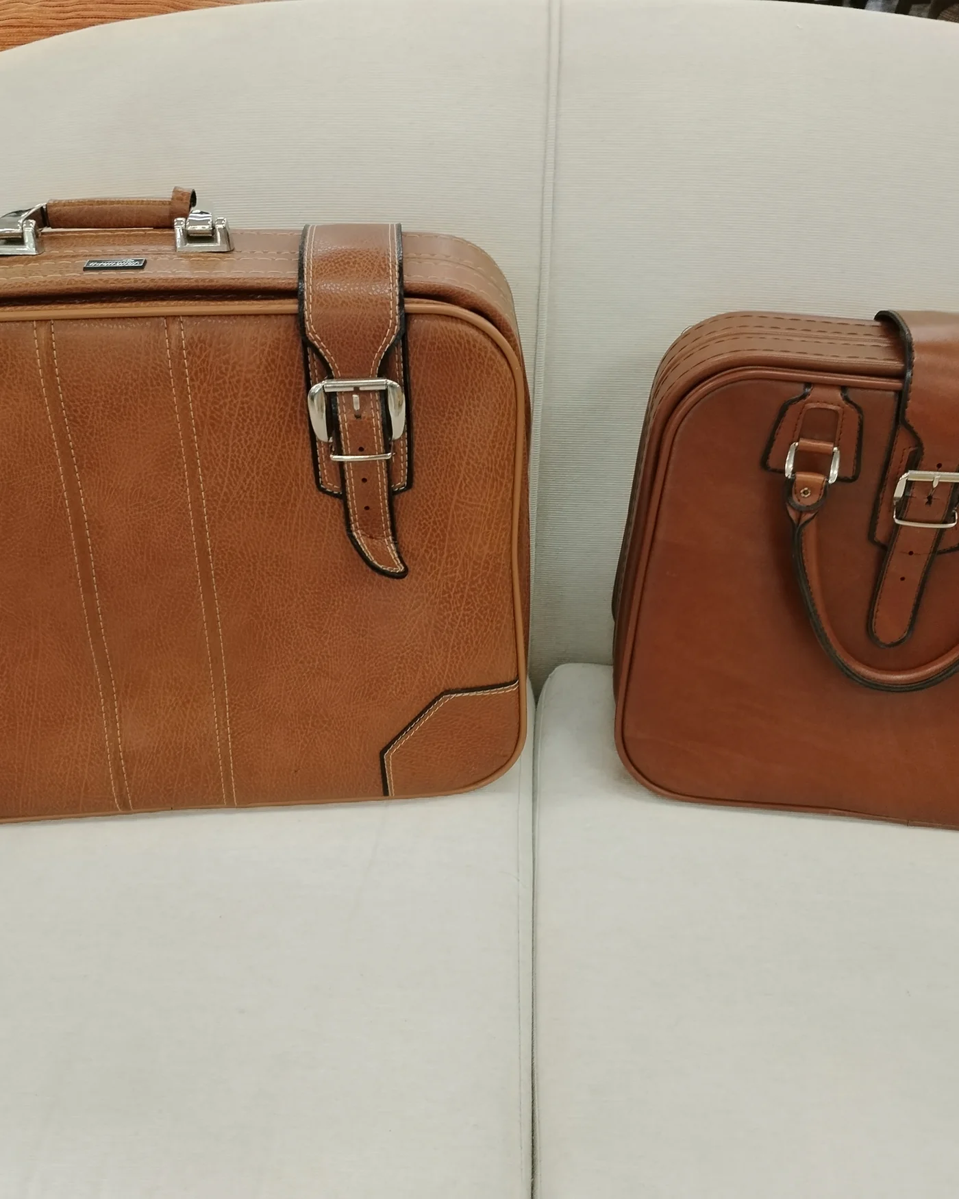 Pareja de maletas vintage en cuero marrón Vanguard - imagen 2