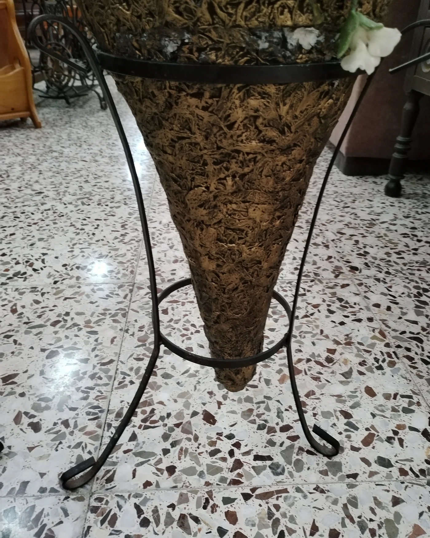 Pareja de ánforas decorativas con pie de forja - imagen 4