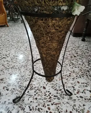 Pareja de ánforas decorativas con pie de forja - miniatura 4