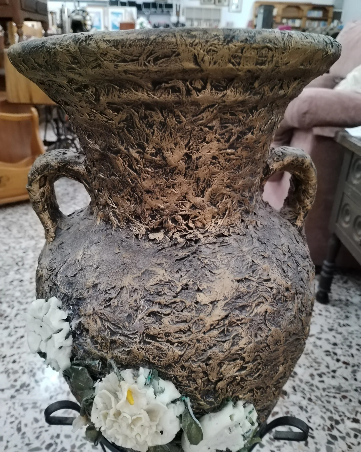 Pareja de ánforas decorativas con pie de forja - imagen 5