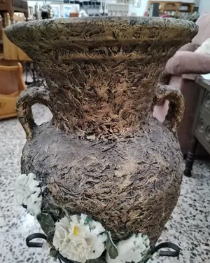 Pareja de ánforas decorativas con pie de forja - miniatura 5