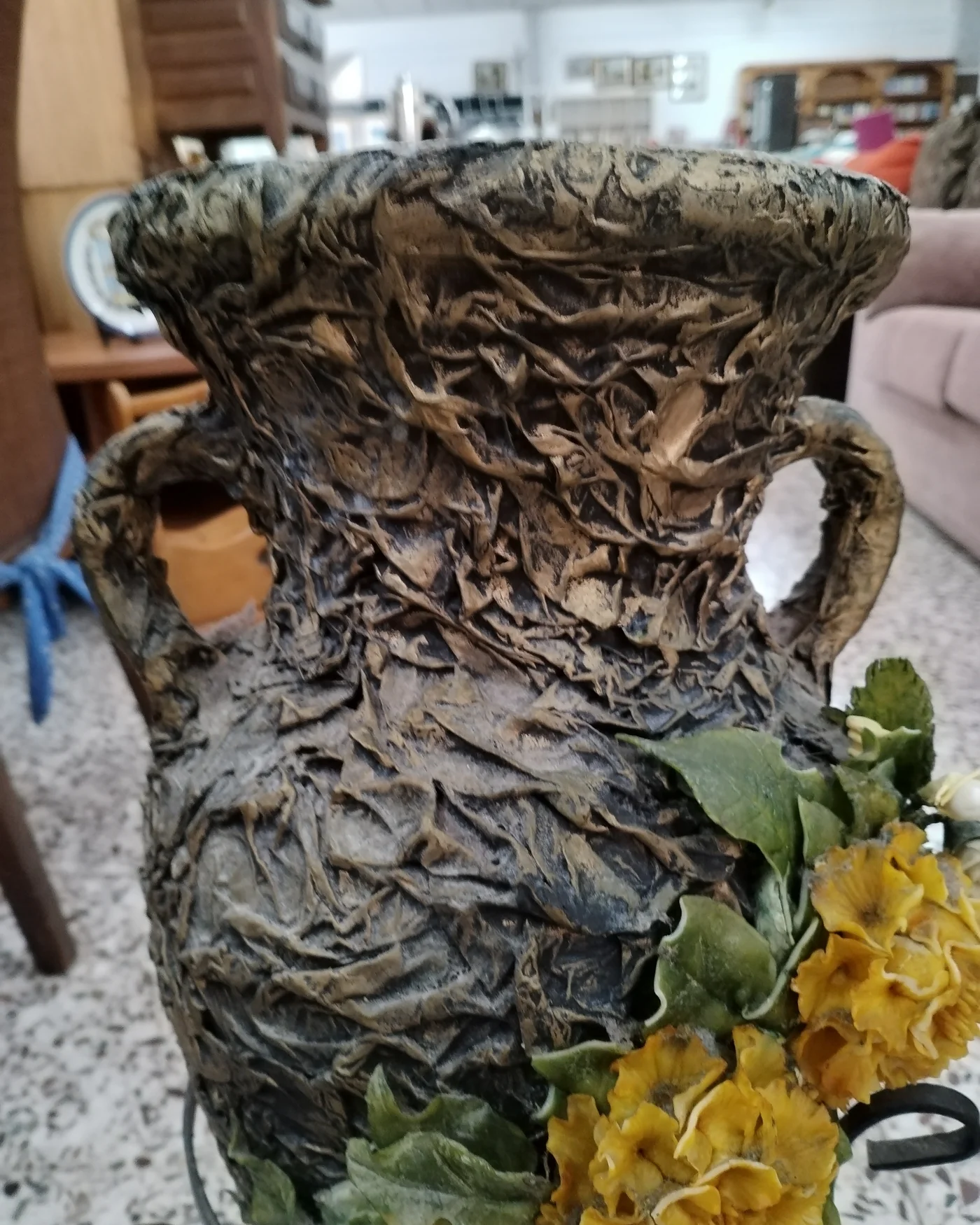 Pareja de ánforas decorativas con pie de forja - imagen 6