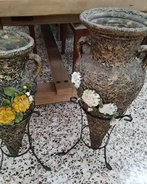 Pareja de ánforas decorativas con pie de forja - miniatura 7