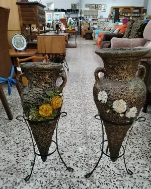 Pareja de ánforas decorativas con pie de forja - miniatura 1