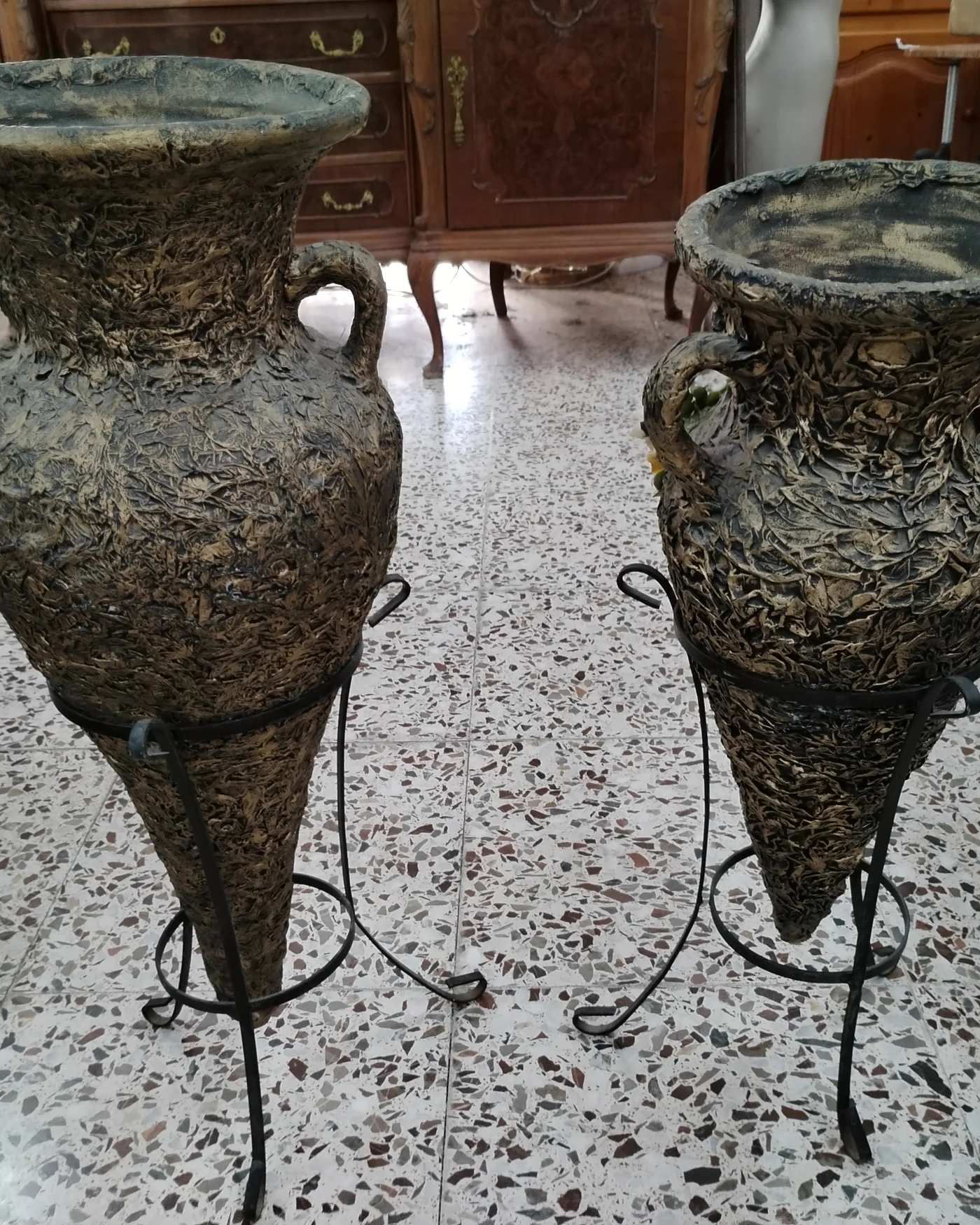 Pareja de ánforas decorativas con pie de forja - imagen 3