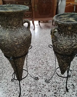 Pareja de ánforas decorativas con pie de forja - miniatura 3
