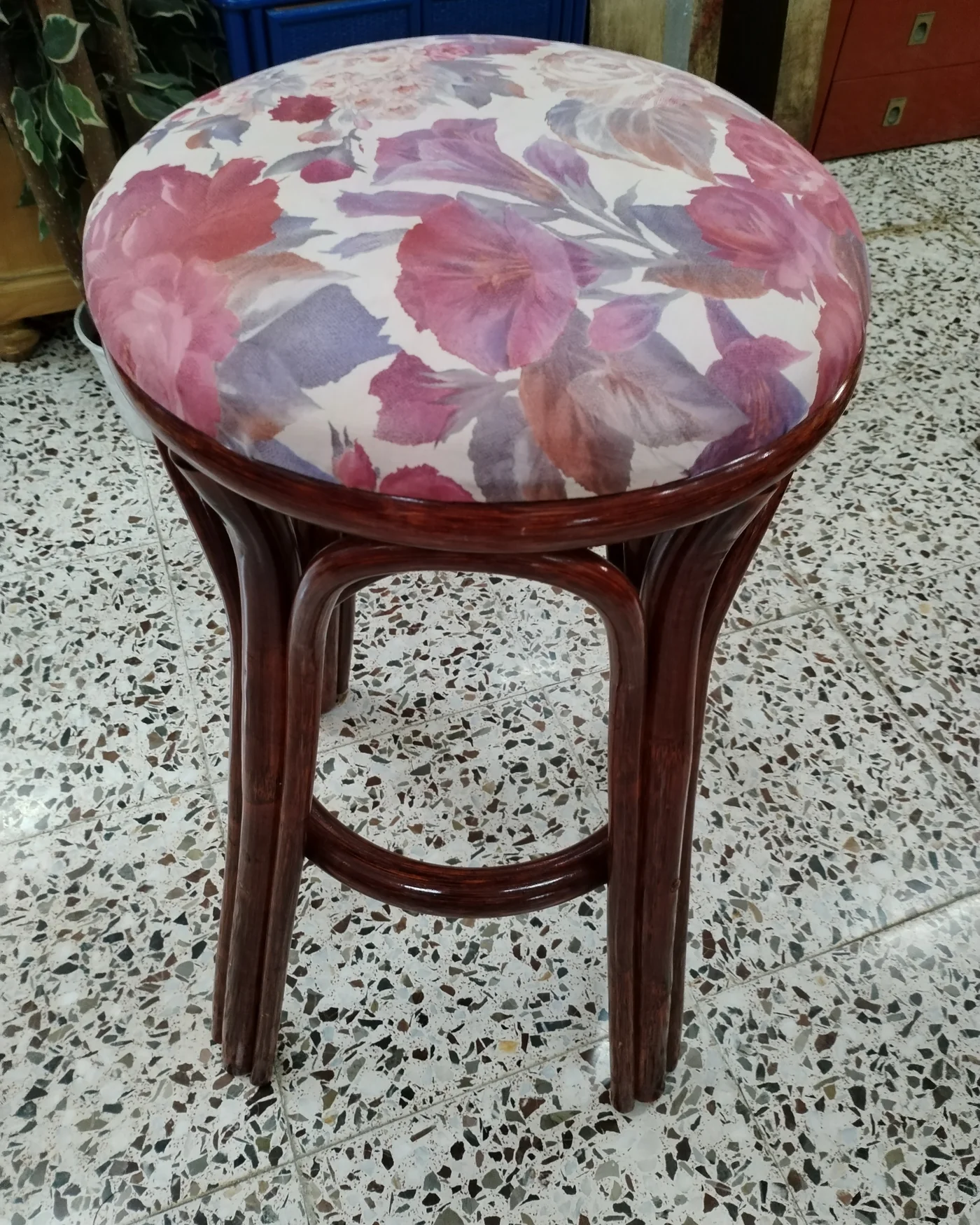 Taburete alto de mimbre con asiento tapizado floral - imagen 1