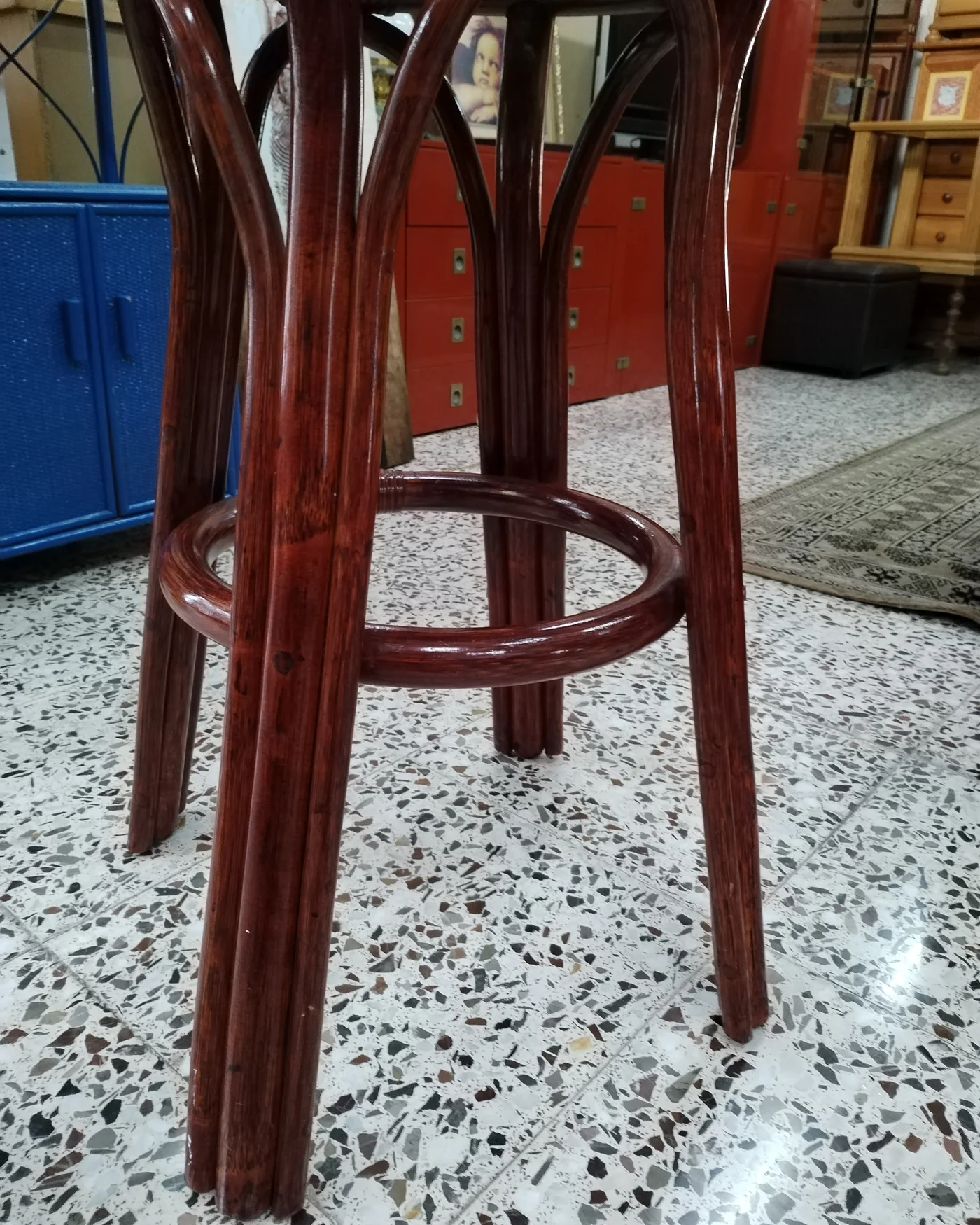 Taburete alto de mimbre con asiento tapizado floral - imagen 2