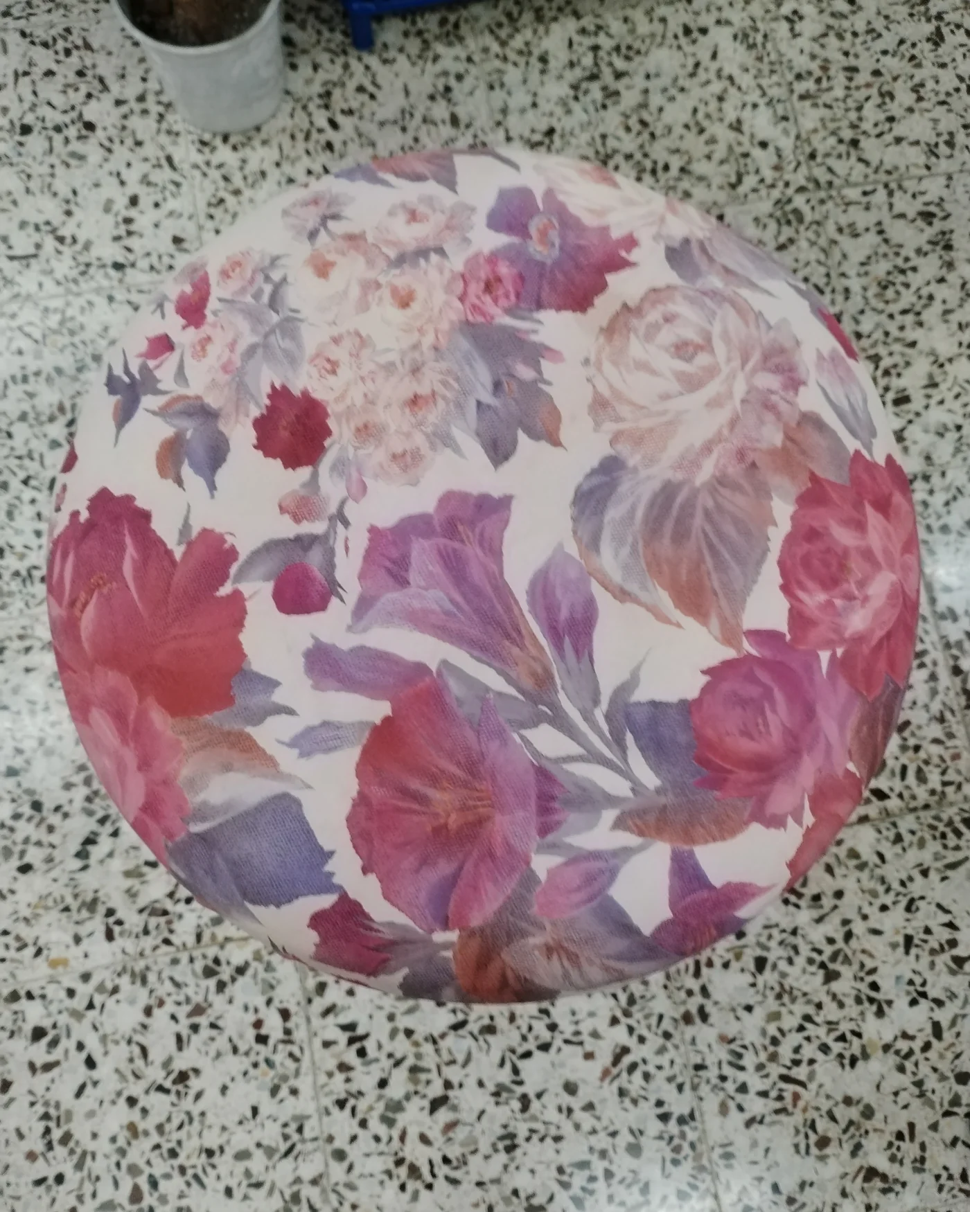 Taburete alto de mimbre con asiento tapizado floral - imagen 3