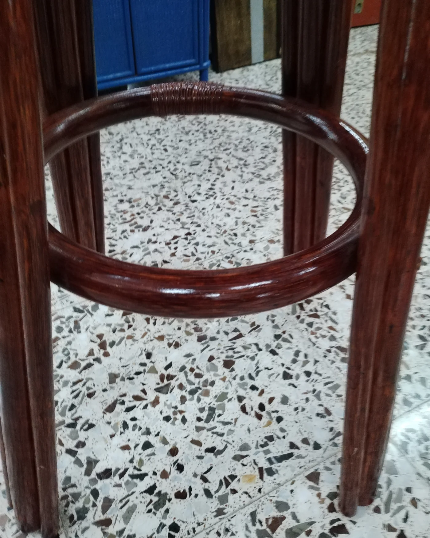 Taburete alto de mimbre con asiento tapizado floral - imagen 4