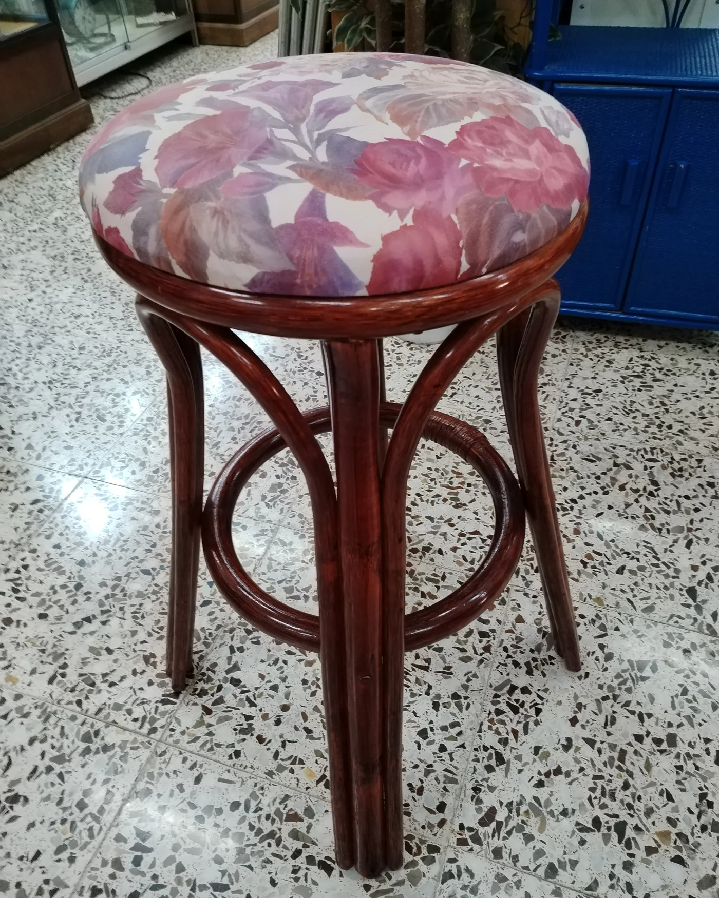 Taburete alto de mimbre con asiento tapizado floral - imagen 5