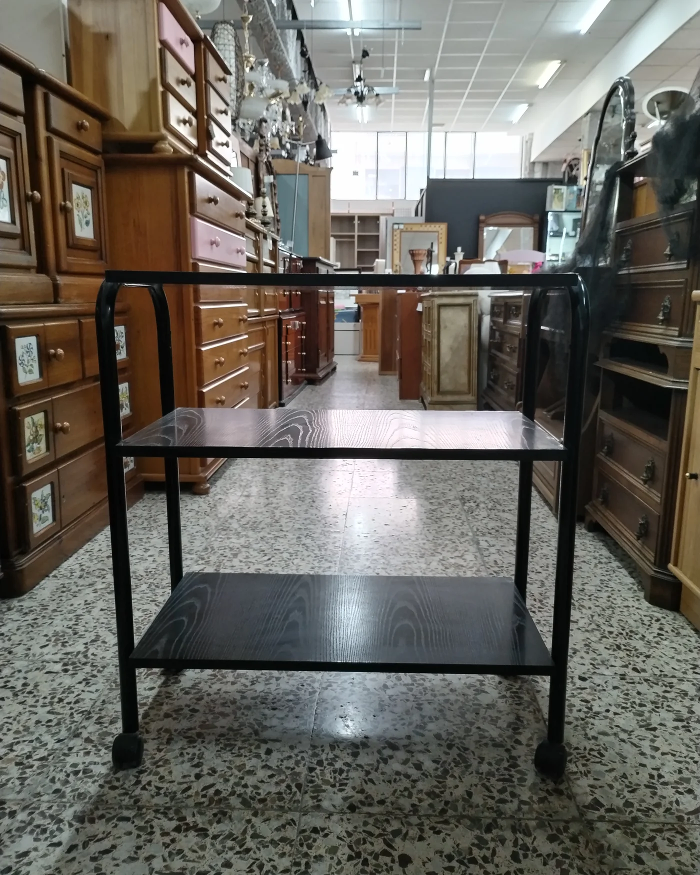 Mesa auxiliar de tres niveles con ruedas - imagen 1