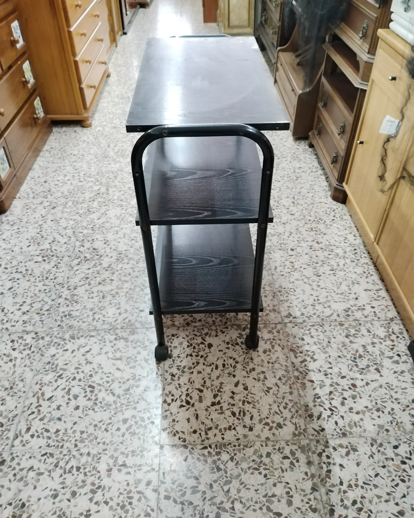 Mesa auxiliar de tres niveles con ruedas - imagen 3