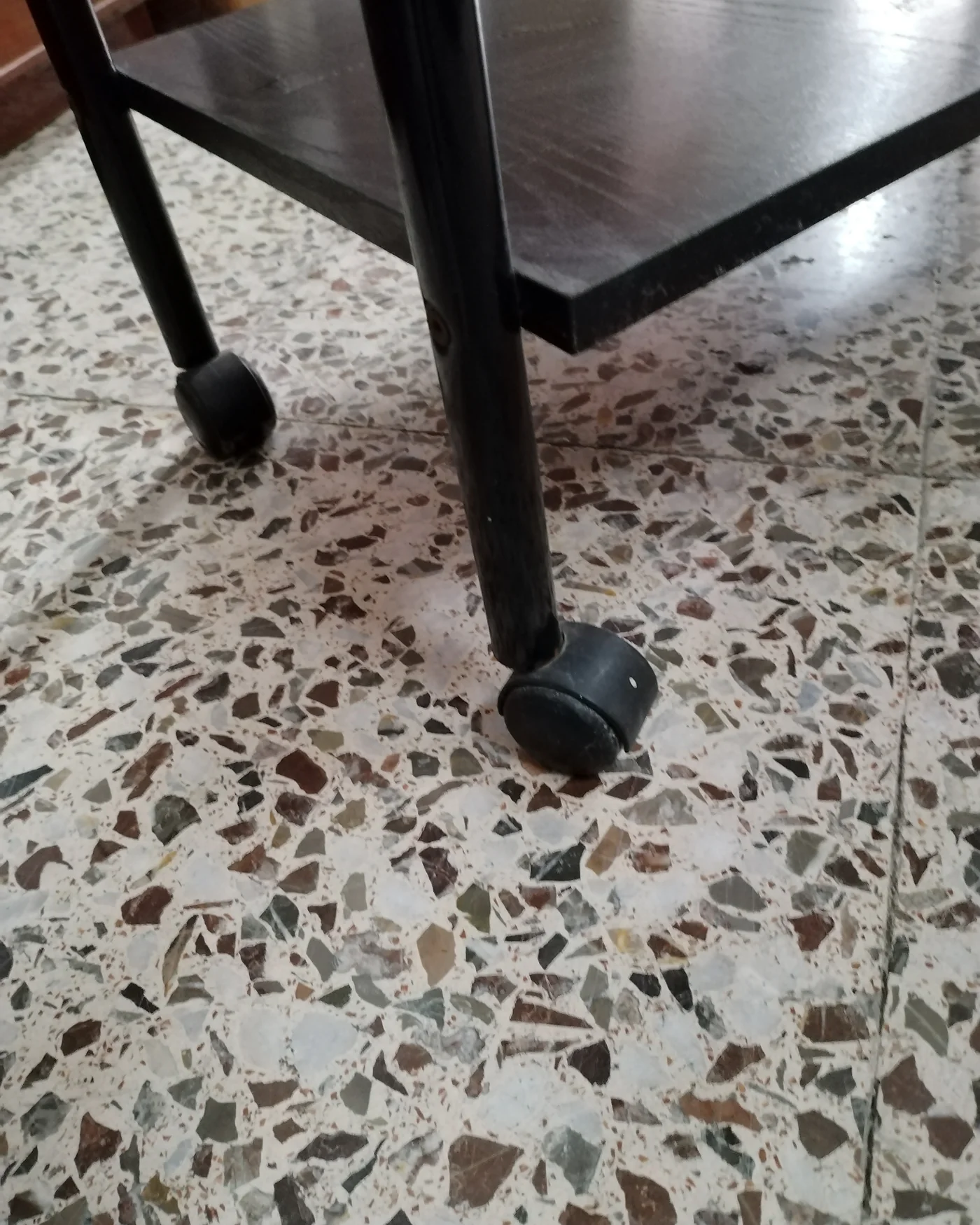 Mesa auxiliar de tres niveles con ruedas - imagen 7