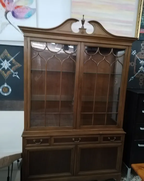 Vitrina de Madera Oscura Vintage con Cristales Decorativos