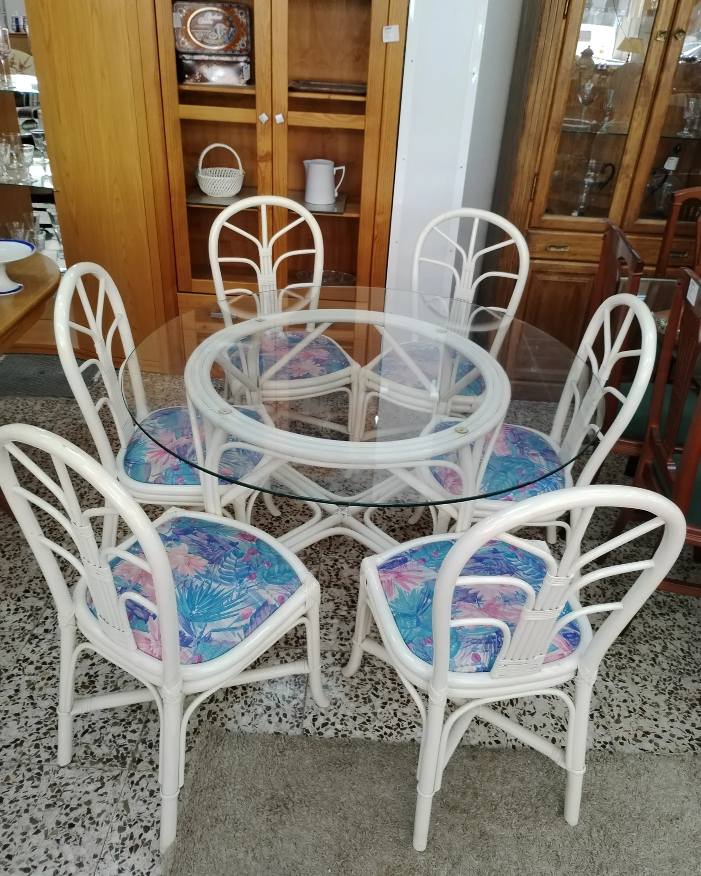 Conjunto de mesa y 6 sillas de ratán blanco con cristal - imagen 1
