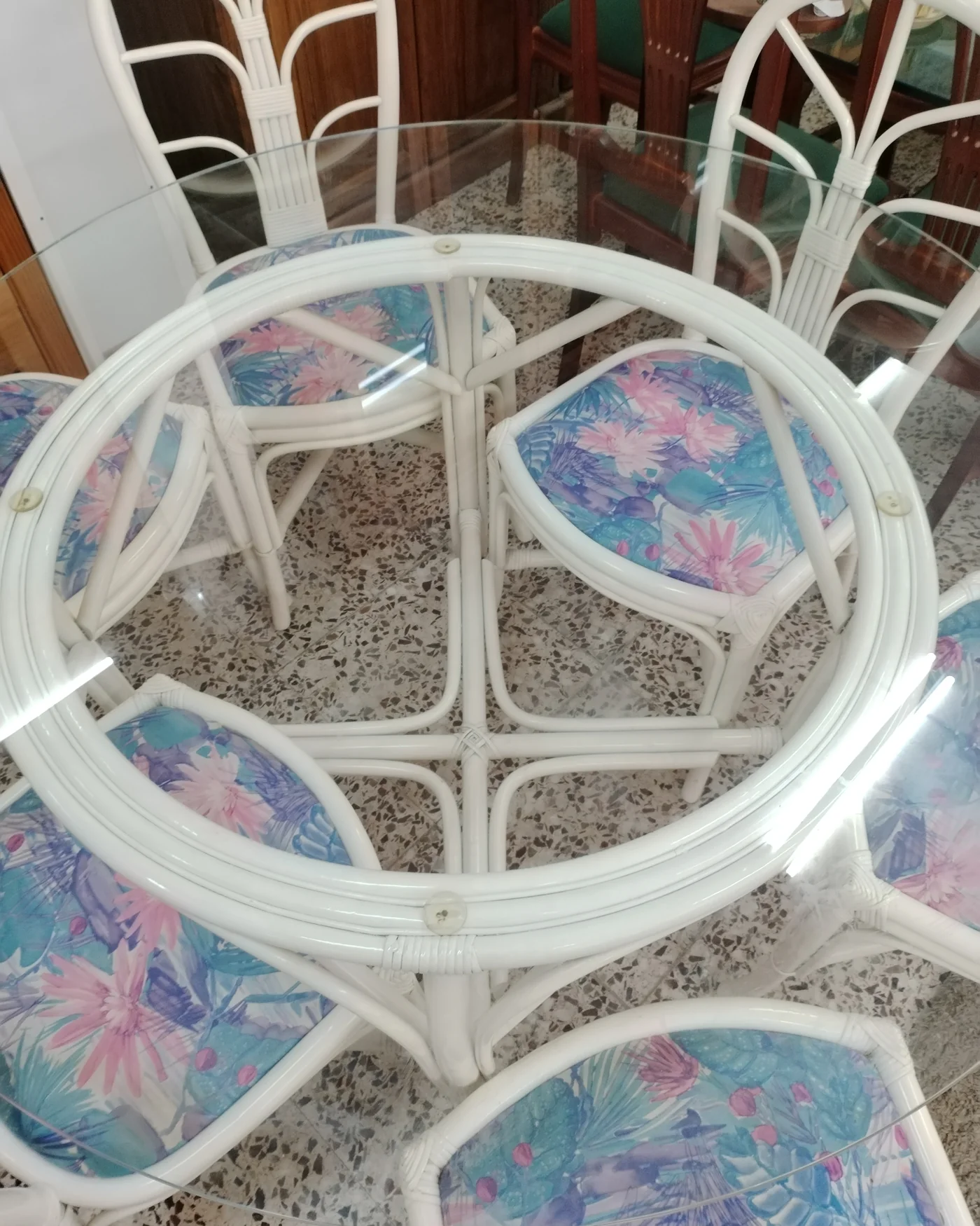 Conjunto de mesa y 6 sillas de ratán blanco con cristal - imagen 2