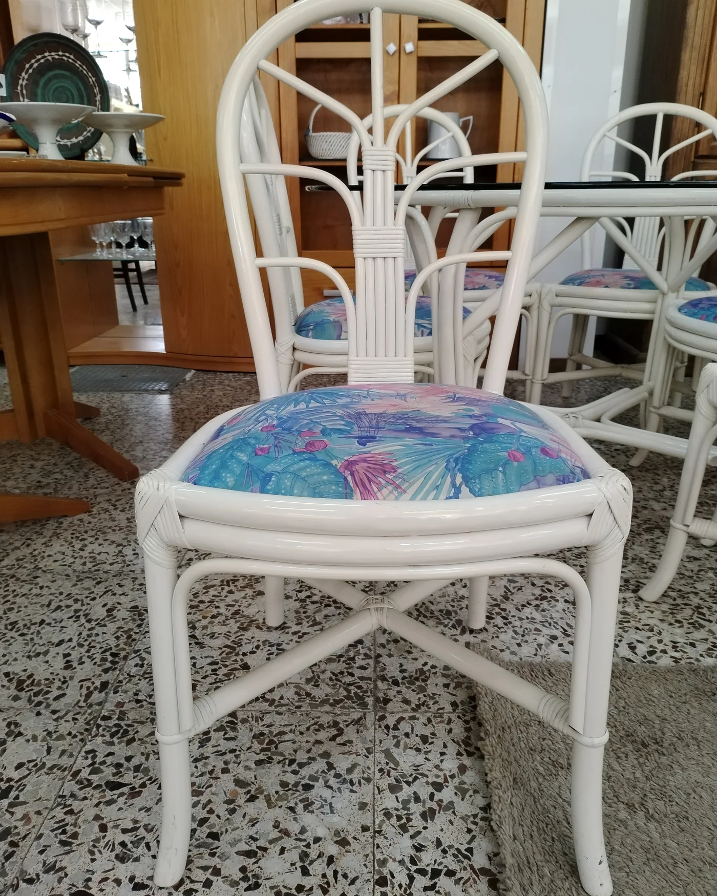 Conjunto de mesa y 6 sillas de ratán blanco con cristal - imagen 3