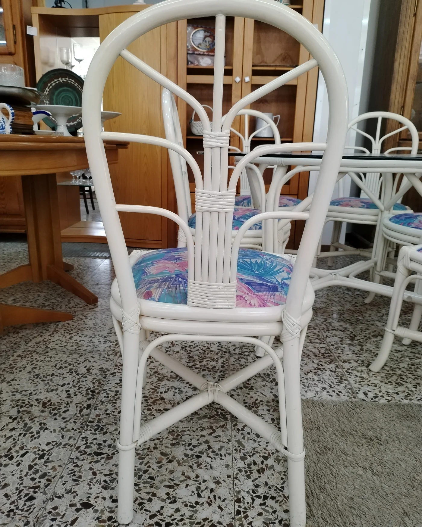 Conjunto de mesa y 6 sillas de ratán blanco con cristal - imagen 4