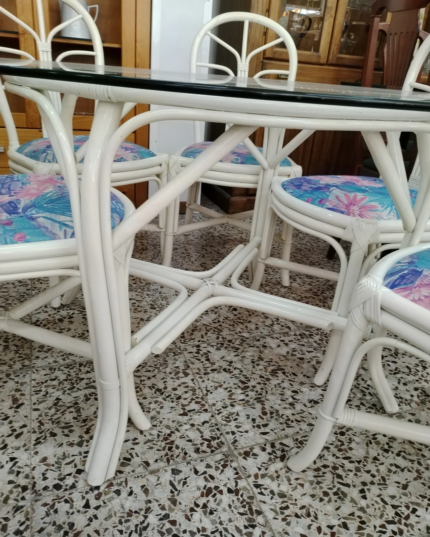 Conjunto de mesa y 6 sillas de ratán blanco con cristal - imagen 5