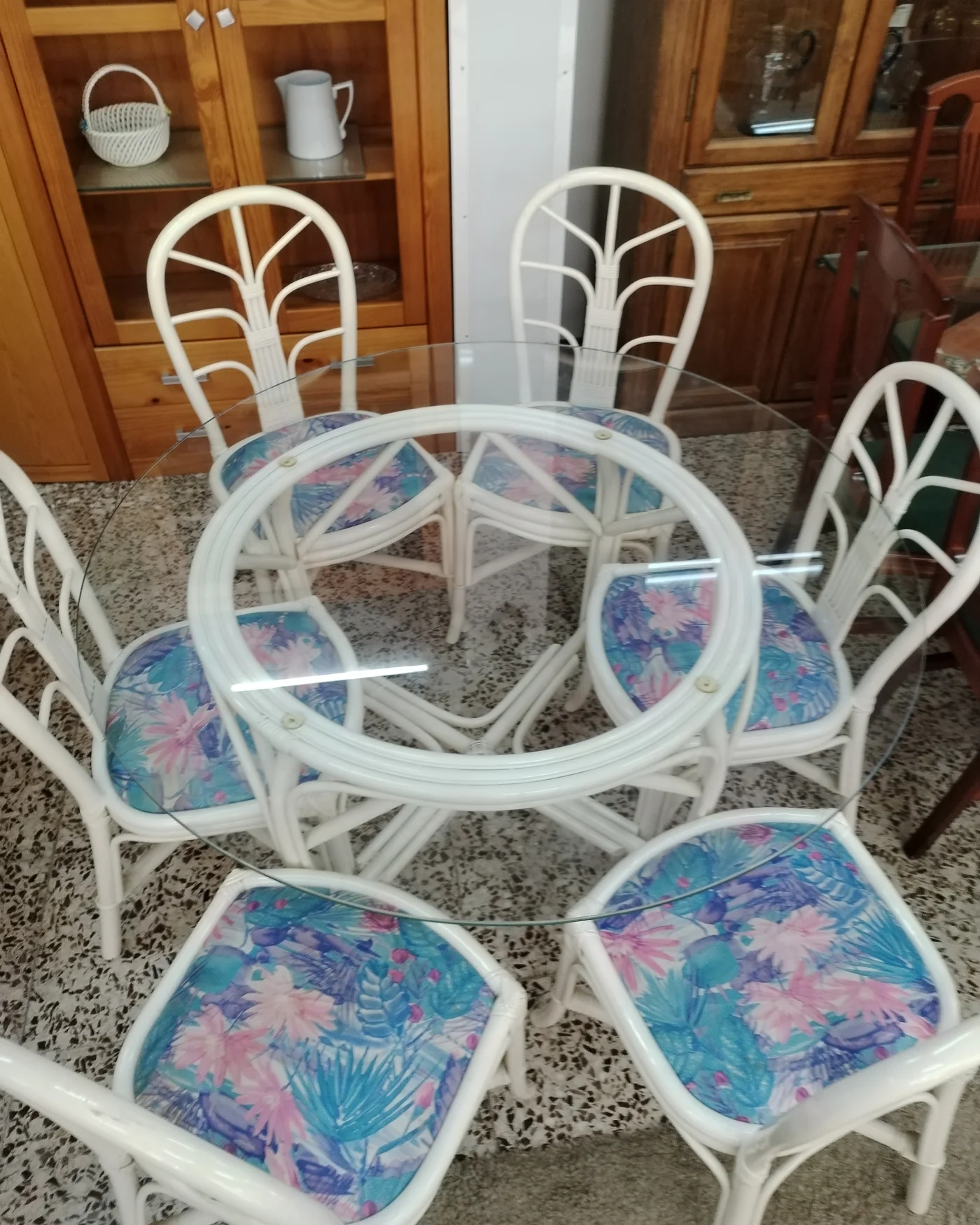 Conjunto de mesa y 6 sillas de ratán blanco con cristal - imagen 6
