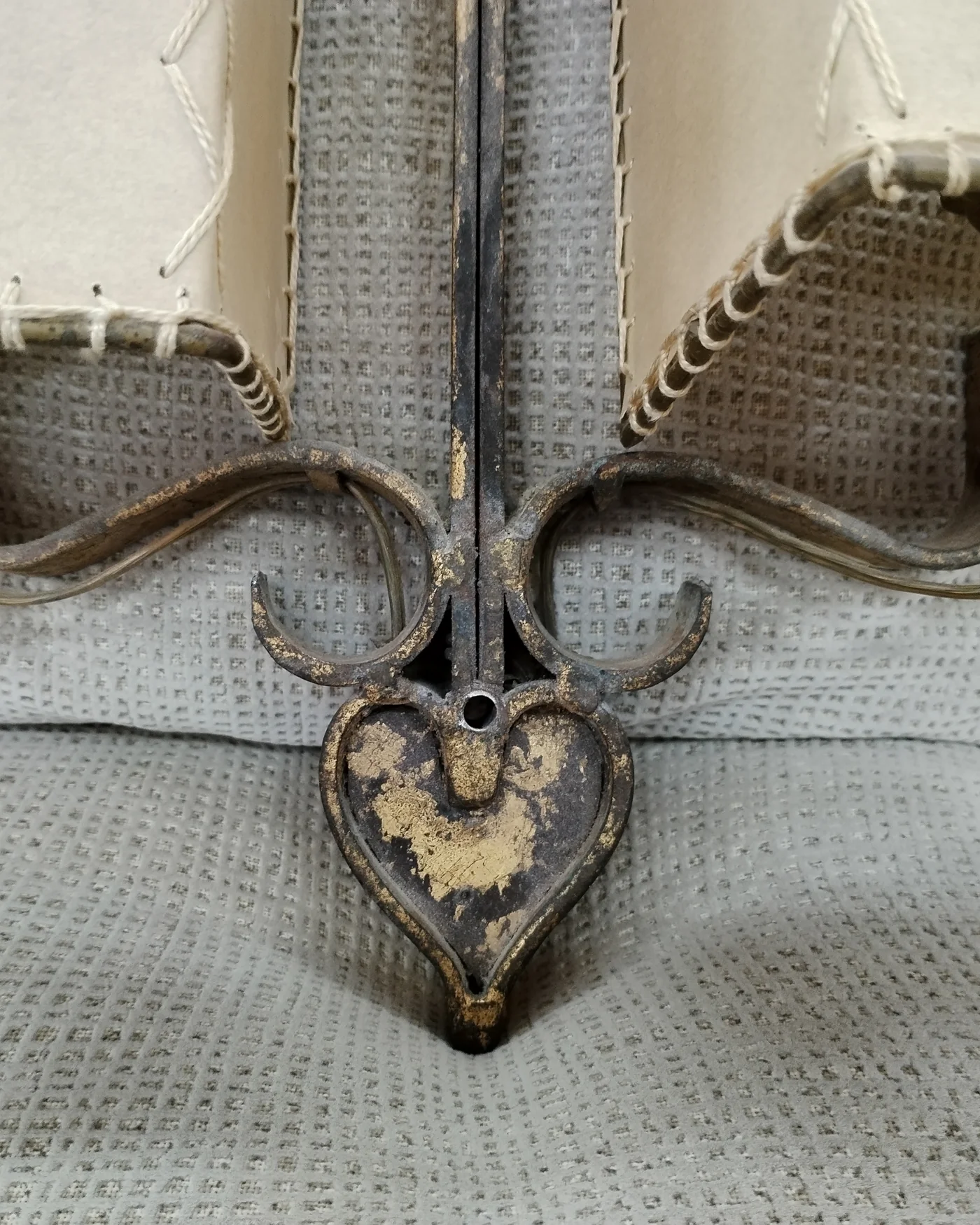Pareja de apliques de pared dorados en forja - imagen 4