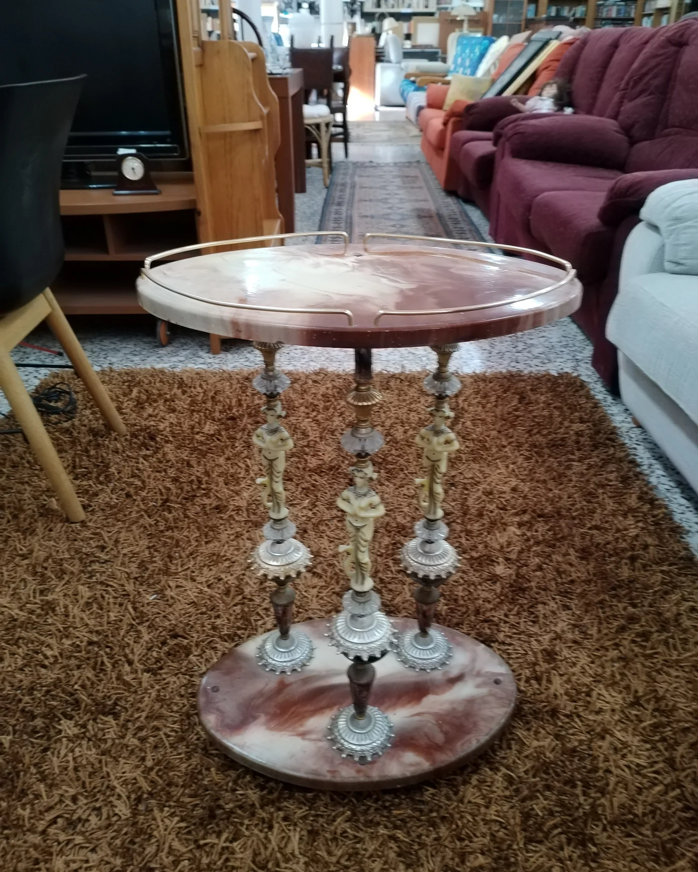 Mesa auxiliar vintage con figuras de mujer y bandeja de mármol - imagen 1