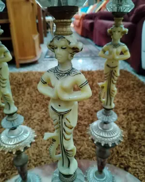 Mesa auxiliar vintage con figuras de mujer y bandeja de mármol - miniatura 3