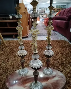 Mesa auxiliar vintage con figuras de mujer y bandeja de mármol - miniatura 4