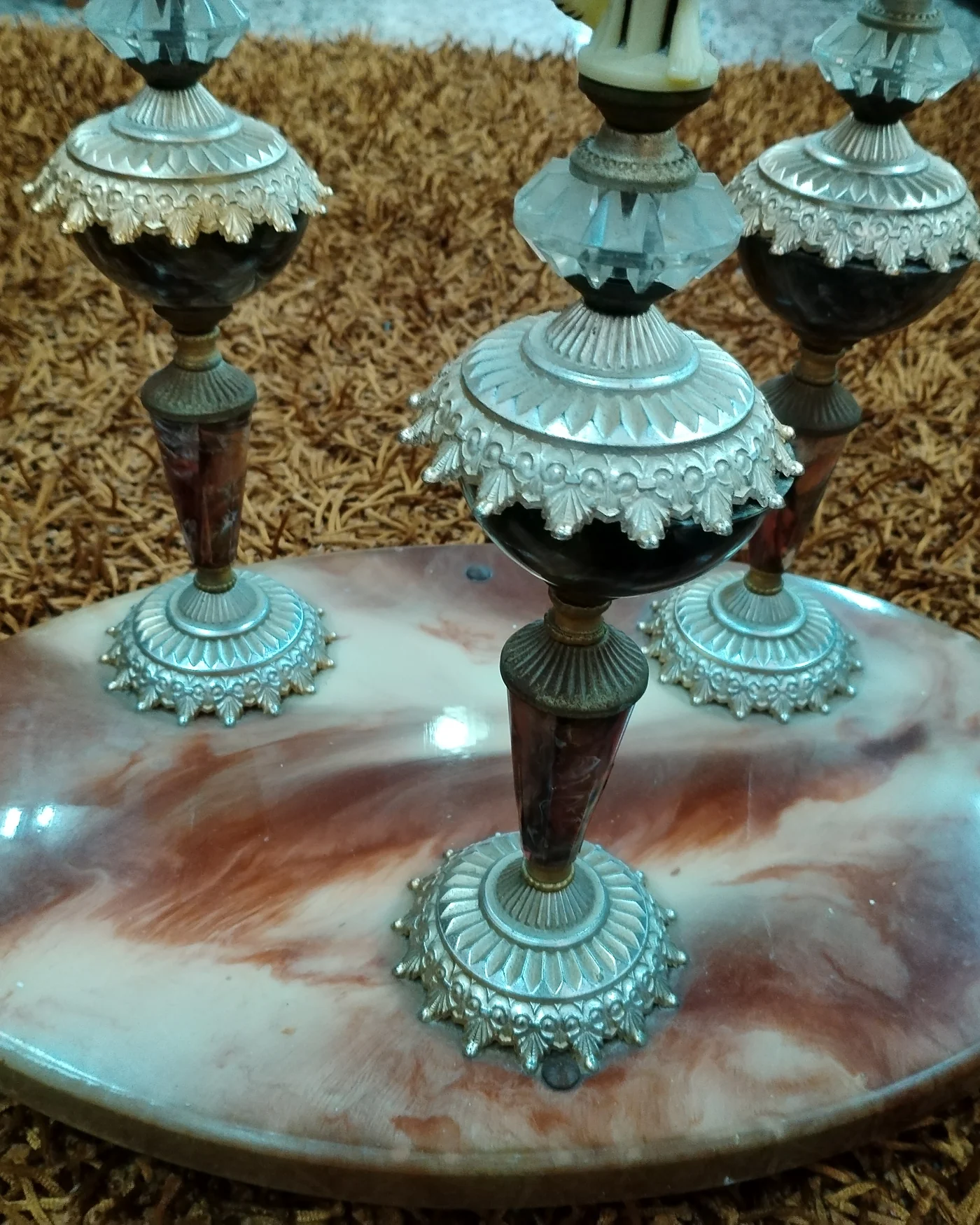 Mesa auxiliar vintage con figuras de mujer y bandeja de mármol - imagen 5