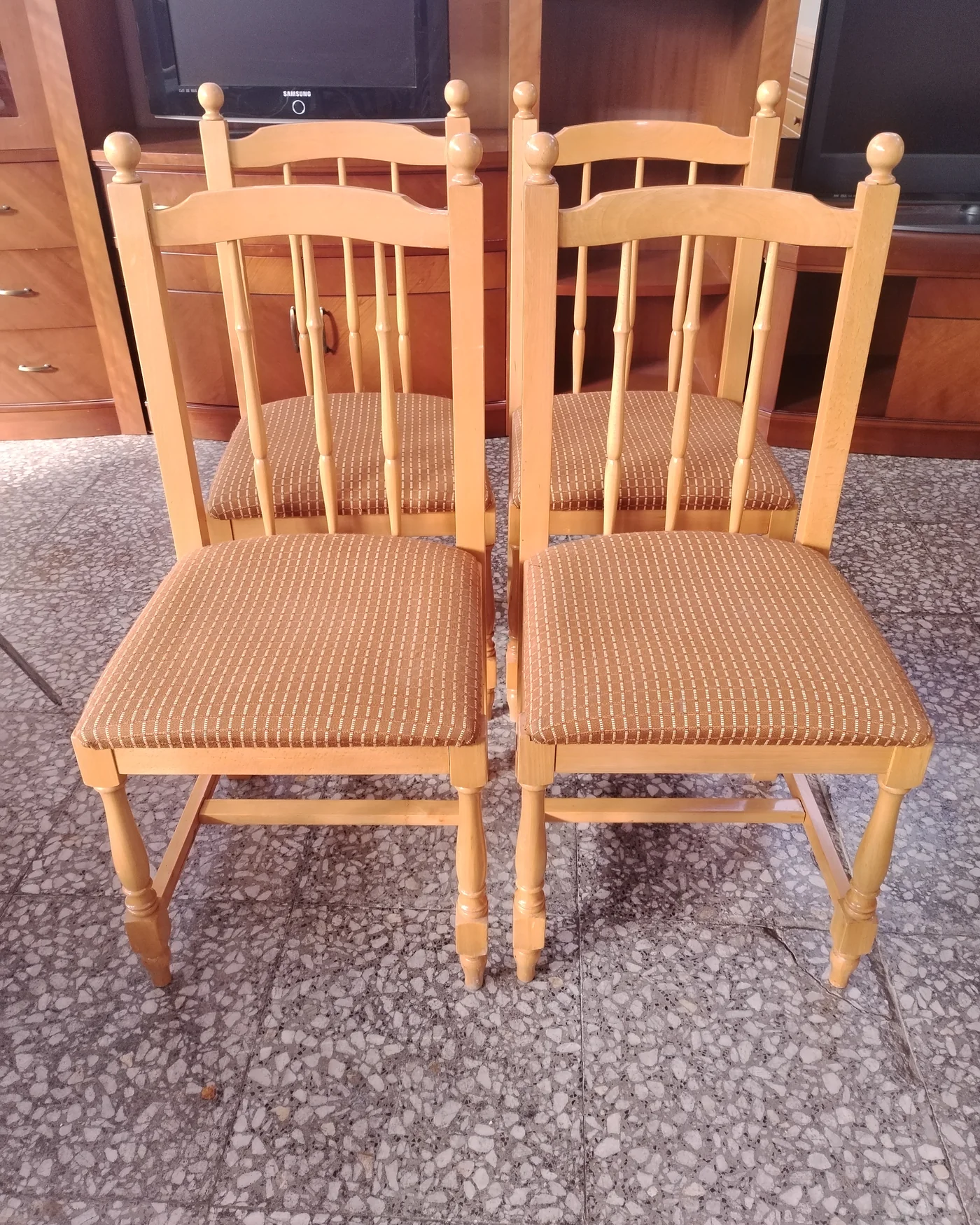 Juego de 4 sillas de comedor en madera clara con asientos tapizados - imagen 2