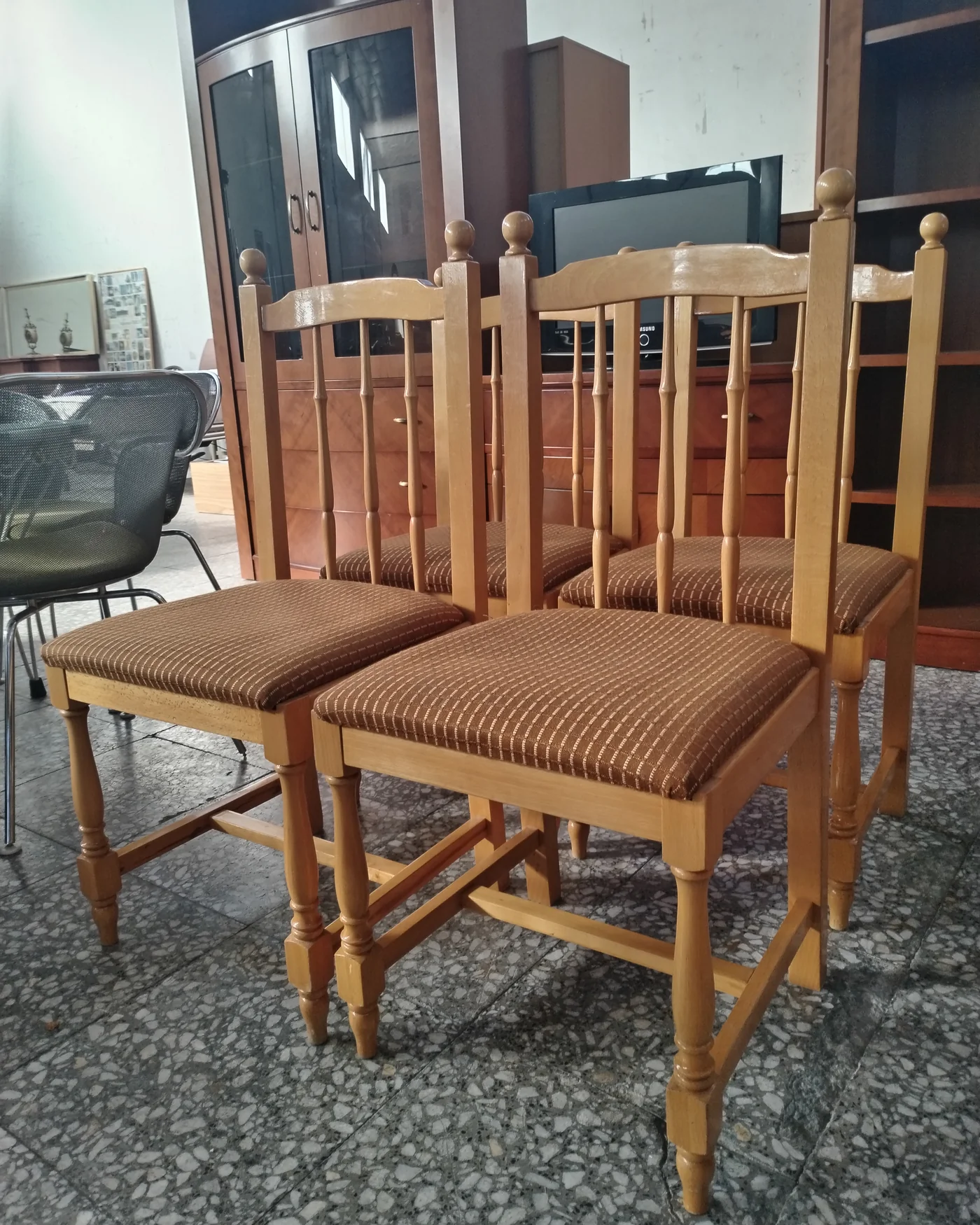 Juego de 4 sillas de comedor en madera clara con asientos tapizados - imagen 3
