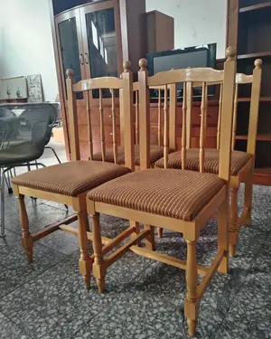 Juego de 4 sillas de comedor en madera clara con asientos tapizados - miniatura 3