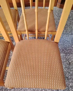 Juego de 4 sillas de comedor en madera clara con asientos tapizados - miniatura 4