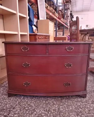 Cómoda de madera de cerezo con cajones y tiradores vintage - miniatura 1