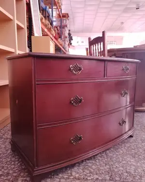 Cómoda de madera de cerezo con cajones y tiradores vintage - miniatura 2