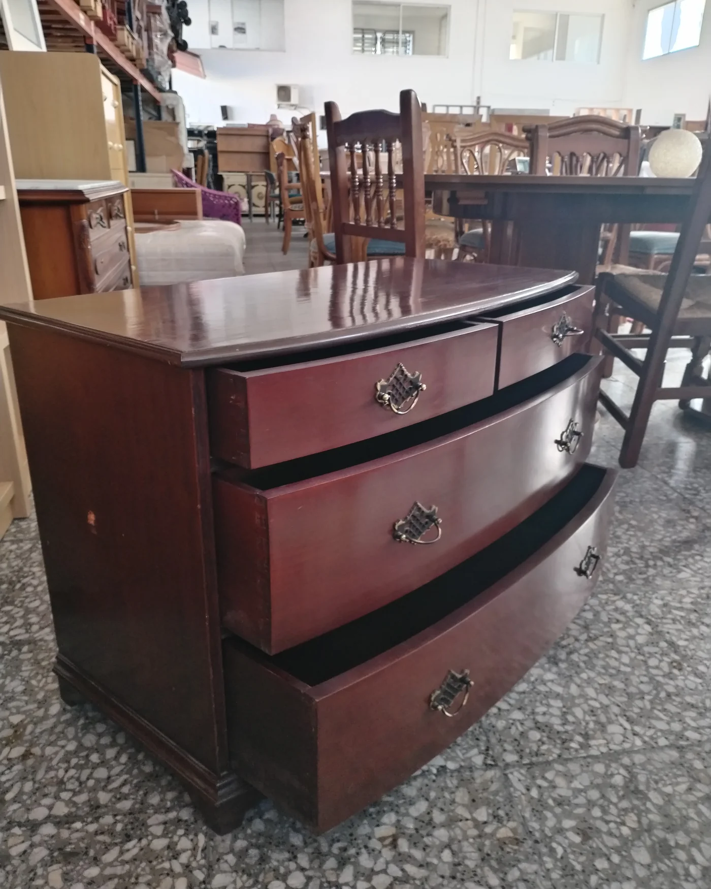 Cómoda de madera de cerezo con cajones y tiradores vintage - imagen 3