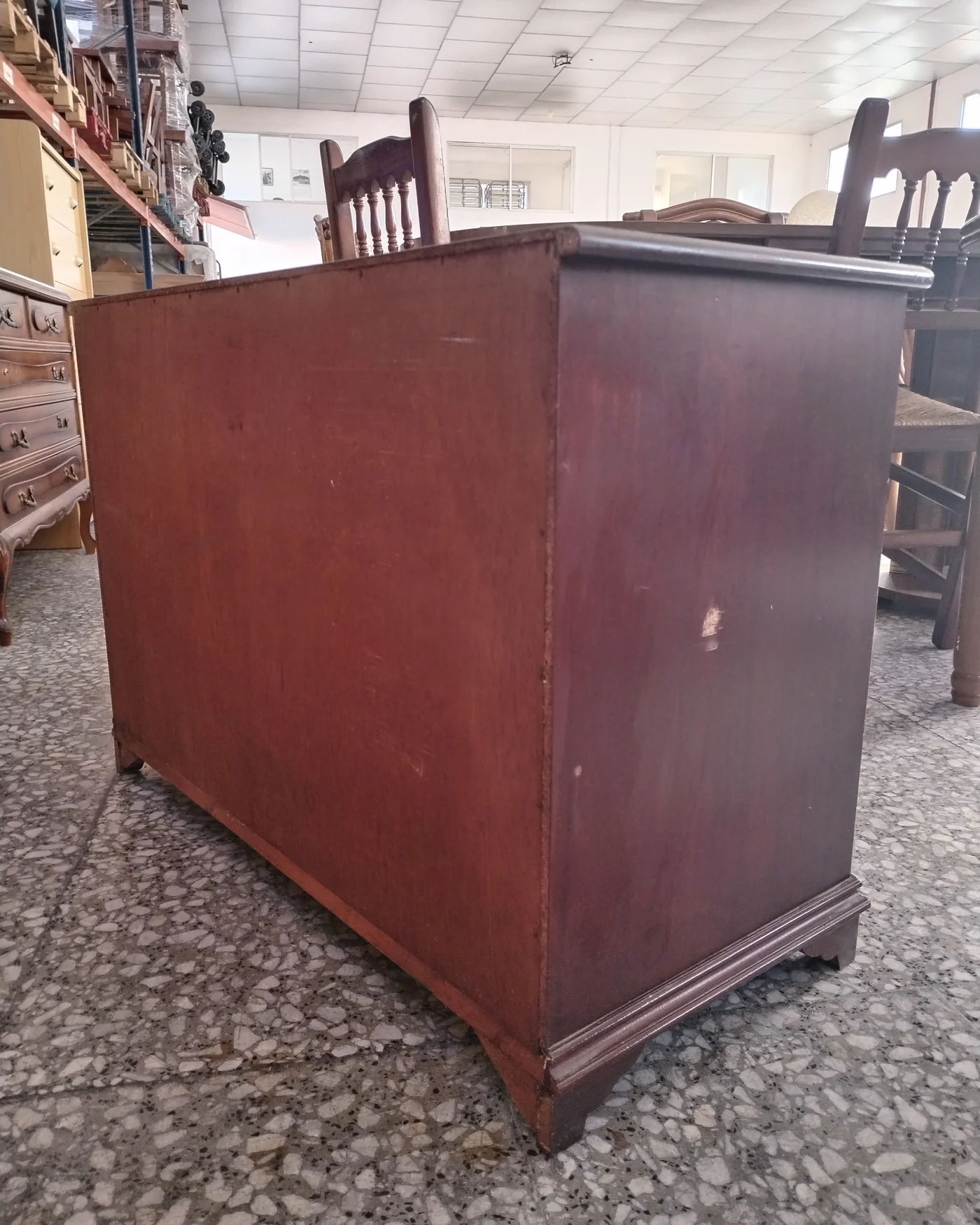 Cómoda de madera de cerezo con cajones y tiradores vintage - imagen 4