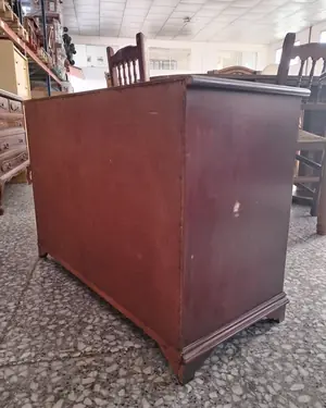 Cómoda de madera de cerezo con cajones y tiradores vintage - miniatura 4