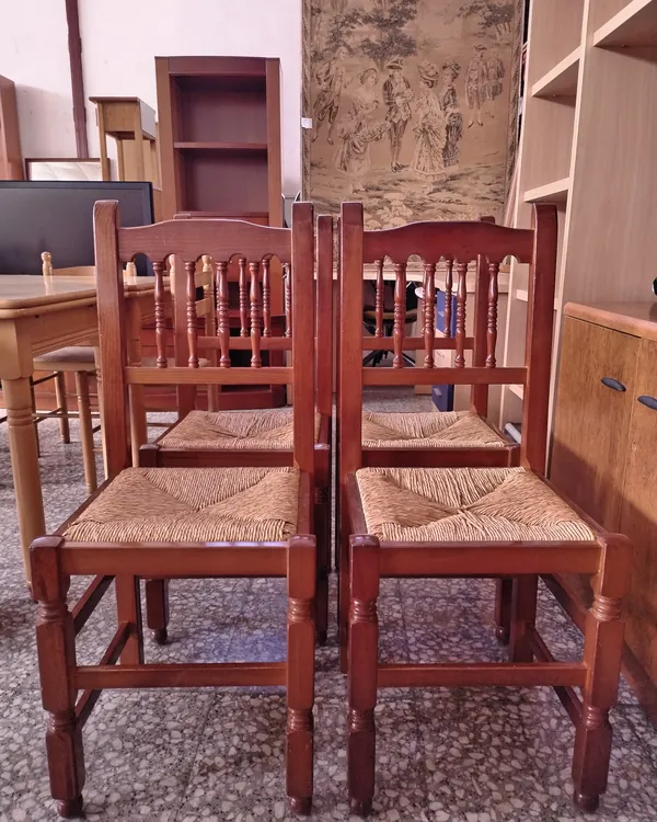 Juego de 4 sillas de madera con asiento de mimbre