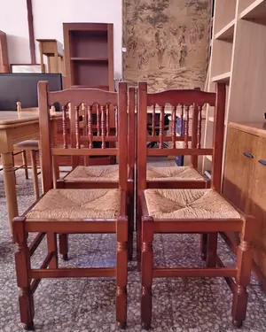 Juego de 4 sillas de madera con asiento de mimbre - miniatura 1