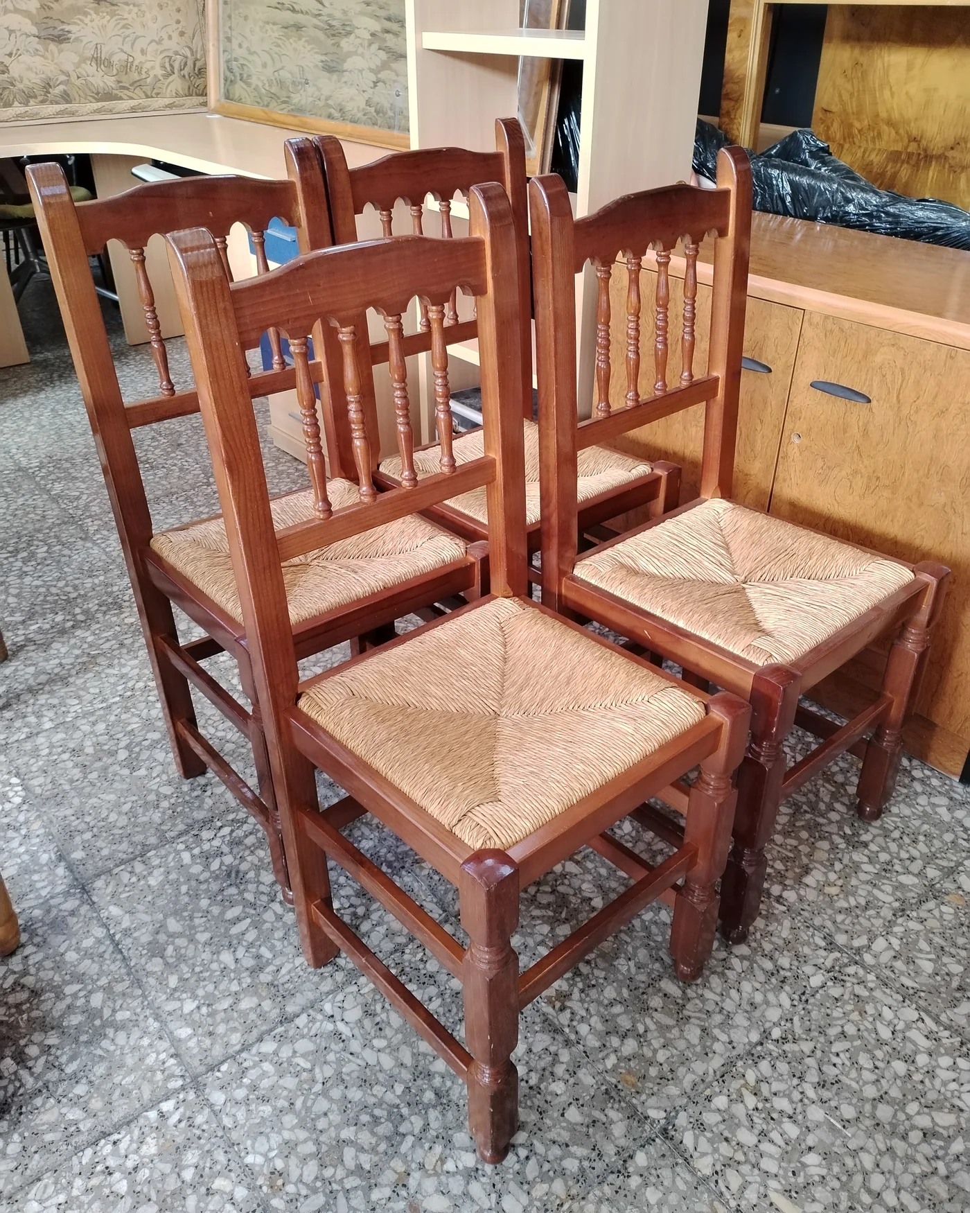 Juego de 4 sillas de madera con asiento de mimbre - imagen 3