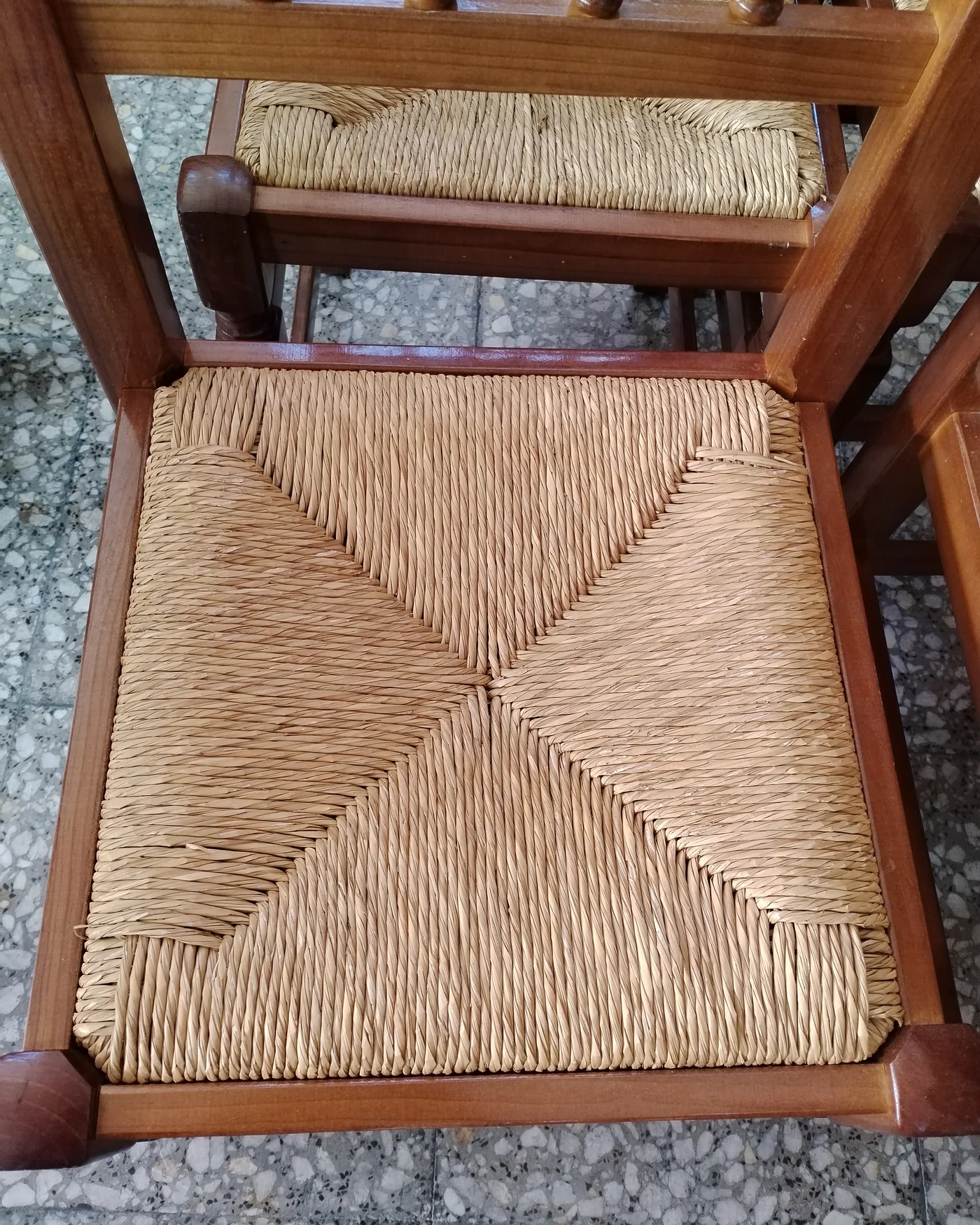 Juego de 4 sillas de madera con asiento de mimbre - imagen 4