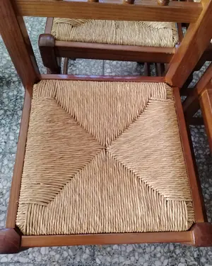 Juego de 4 sillas de madera con asiento de mimbre - miniatura 4