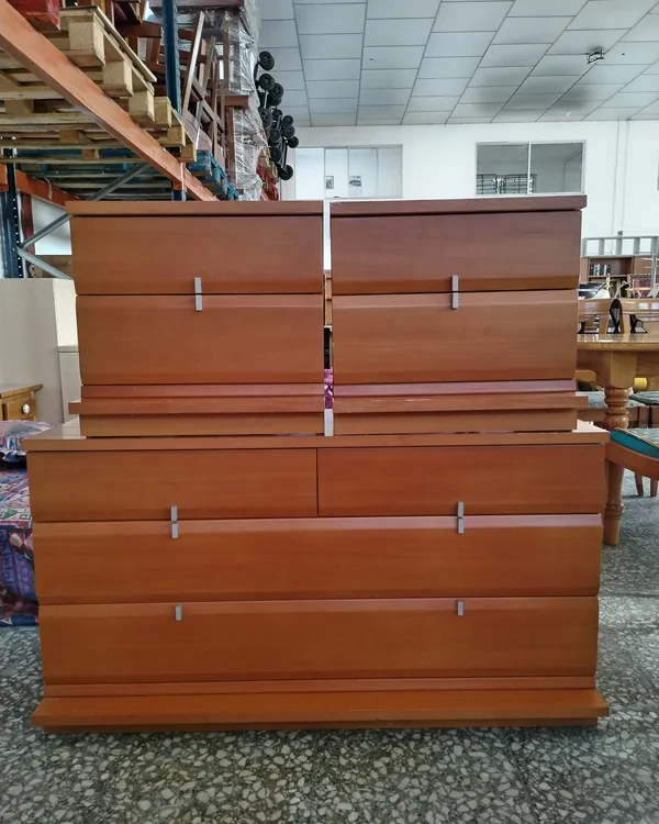 Cómoda y Mesitas de Noche Vintage en Madera