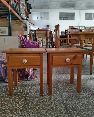 Pareja de mesitas de noche de madera con cajón - miniatura 2