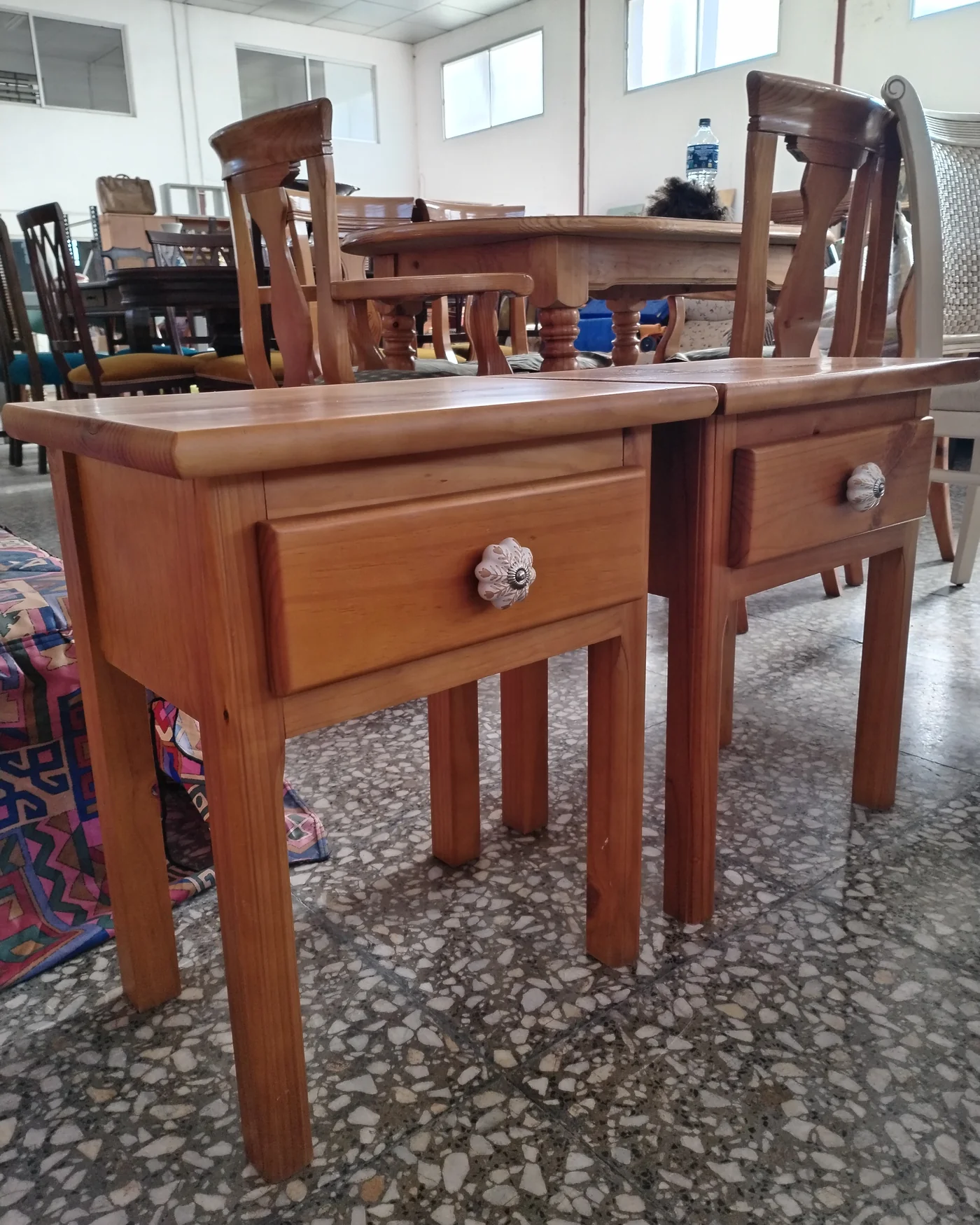 Pareja de mesitas de noche de madera con cajón - imagen 3