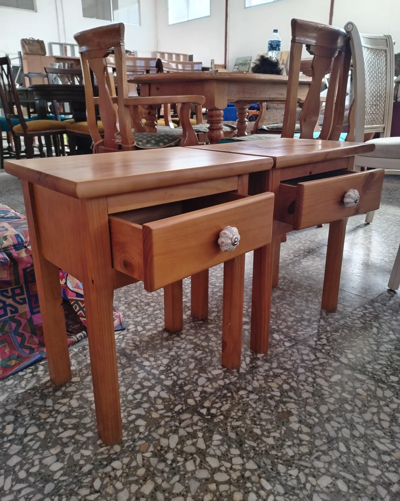 Pareja de mesitas de noche de madera con cajón - imagen 4