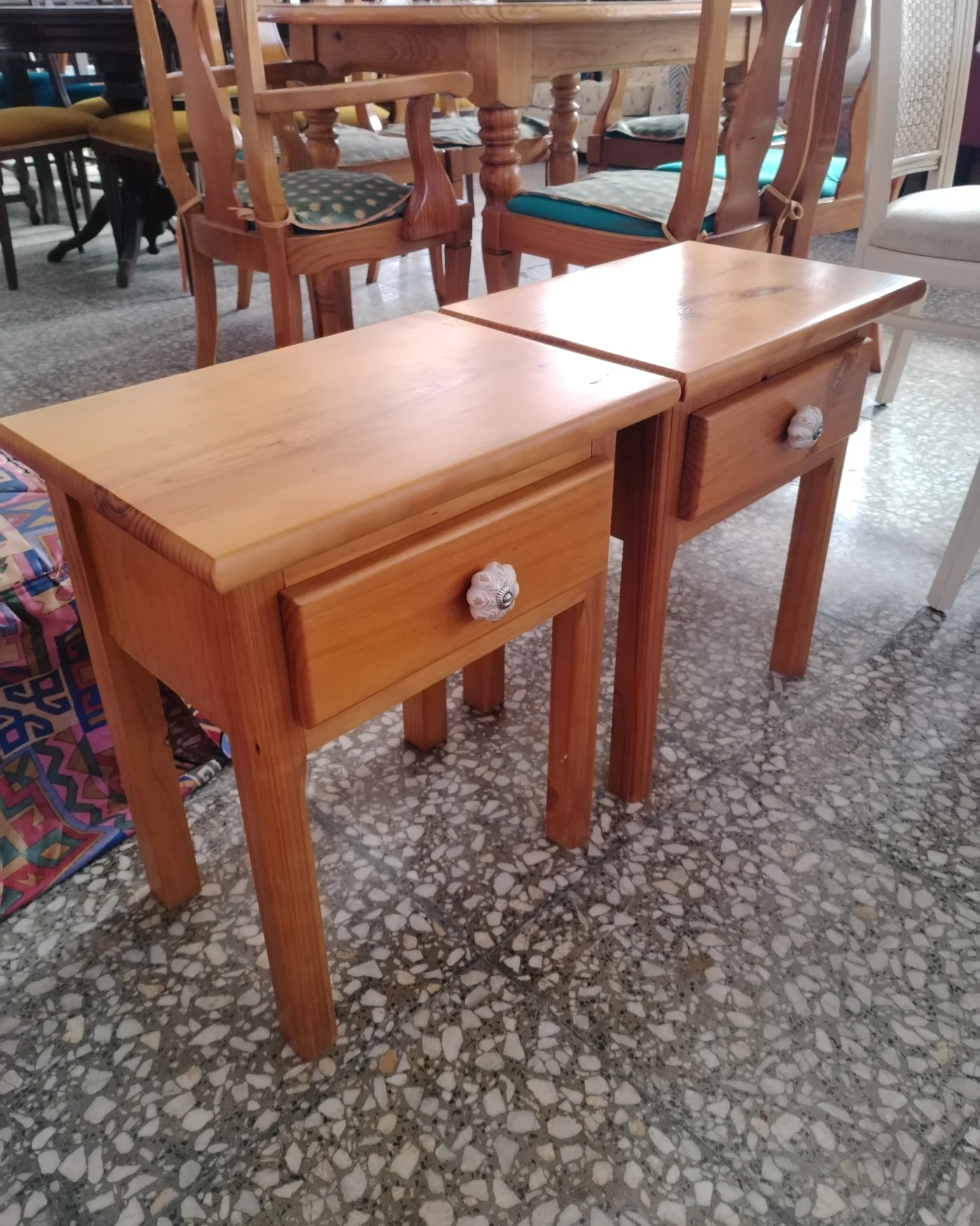 Pareja de mesitas de noche de madera con cajón - imagen 5