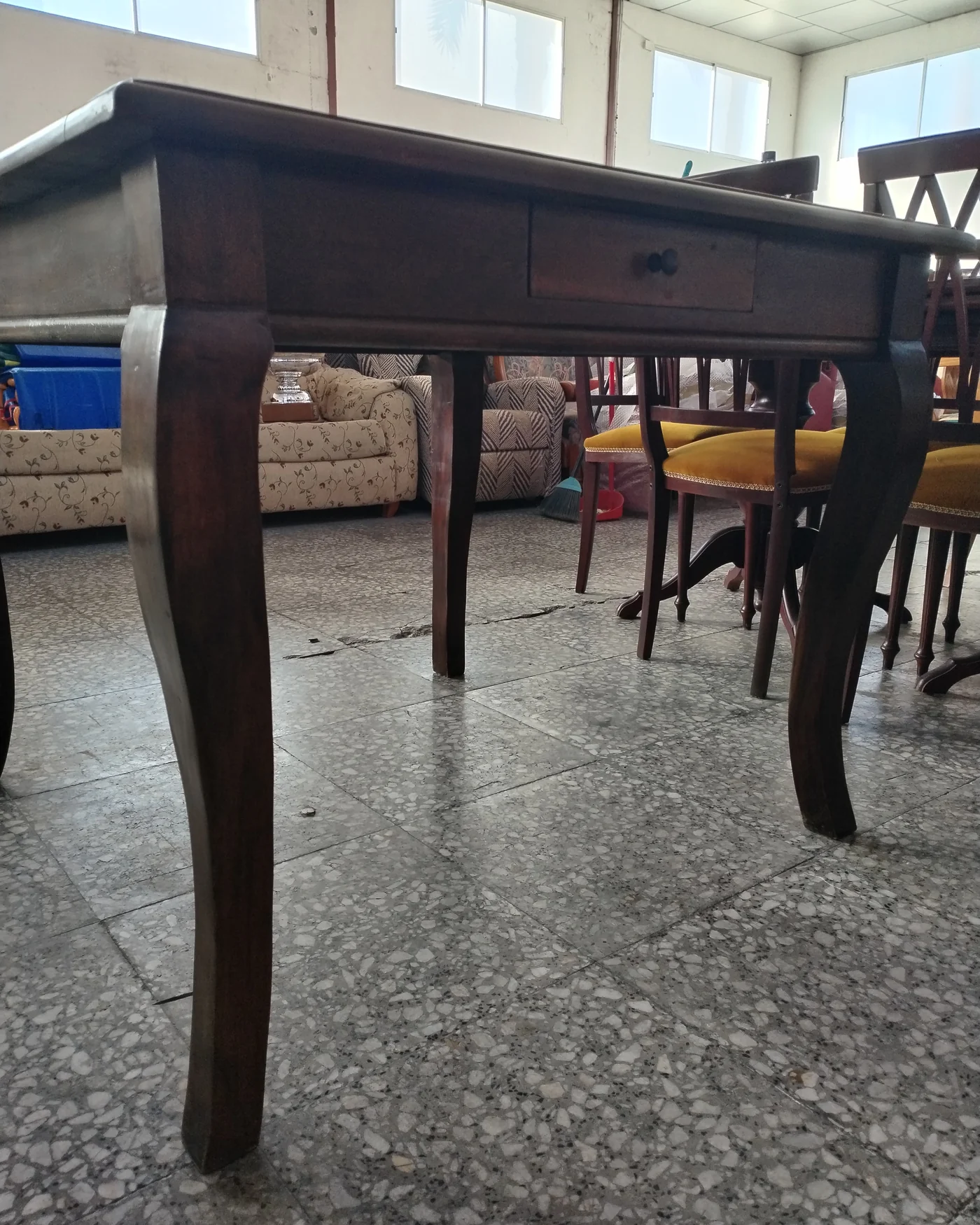 Mesa de comedor vintage con cajones - imagen 4
